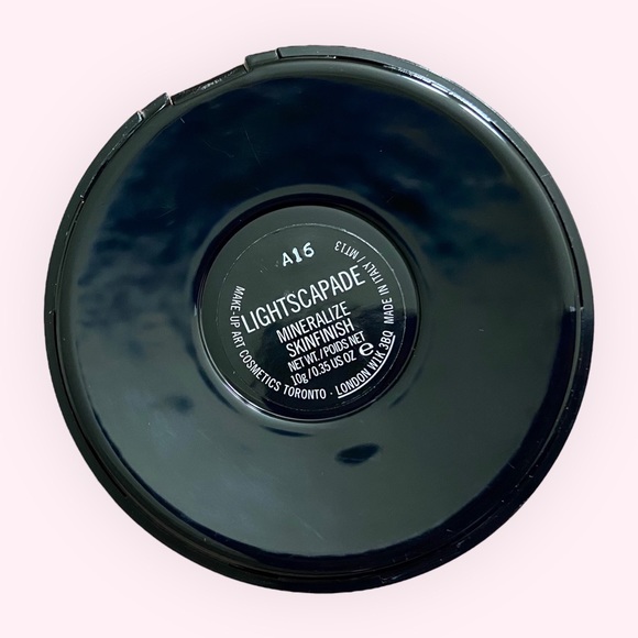 *SOLD* MAC Lightscapade Skinfinish Powder - Picture 9 of 9